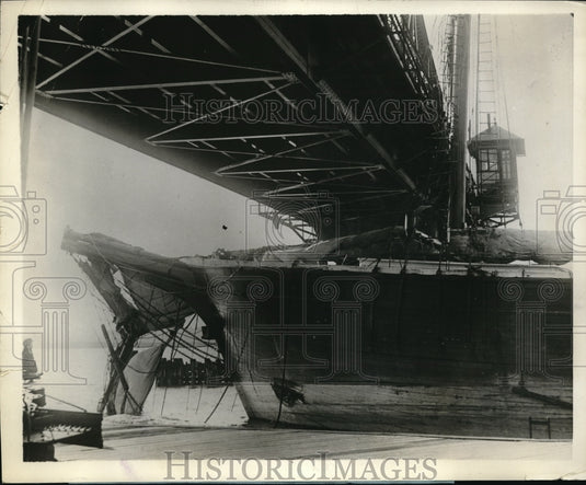 1929 Press Photo Boat Sally Wren Jammed And Damaged Under Berkley Bridge- Historic Images