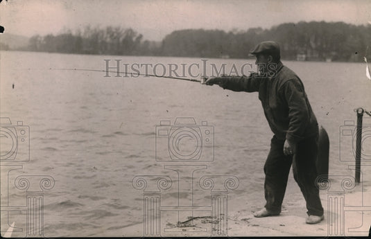 1919 Press Photo A local anglers casting his reel to fish in the docks