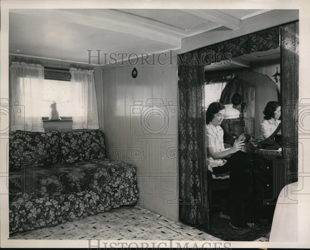 1939 Press Photo Mr & Mrs Frank Kinney Live on Barge Like Boat with 4 Children