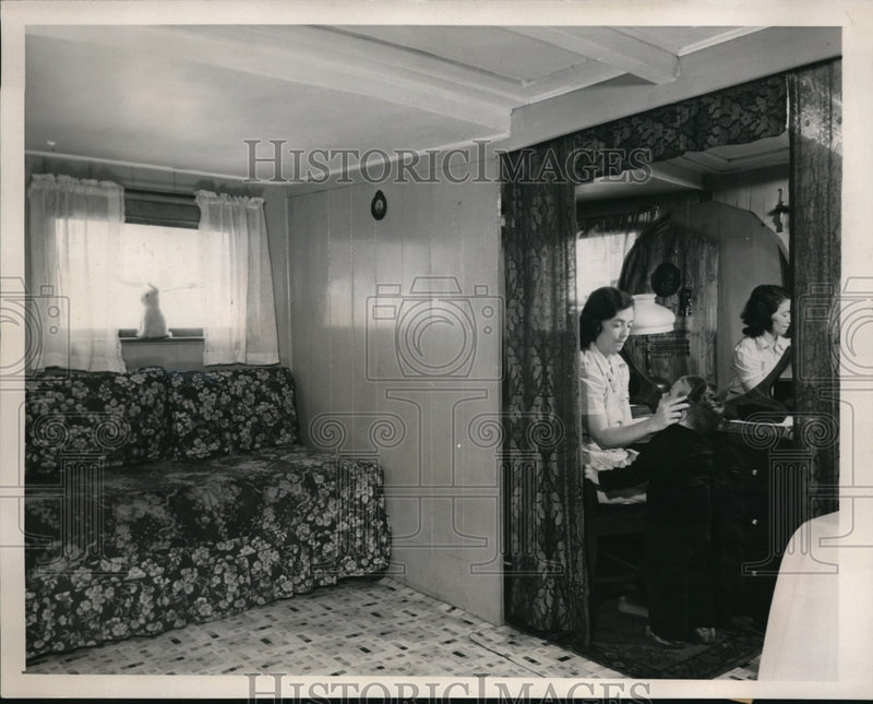 Load image into Gallery viewer, 1939 Press Photo Mr &amp; Mrs Frank Kinney Live on Barge Like Boat with 4 Children
