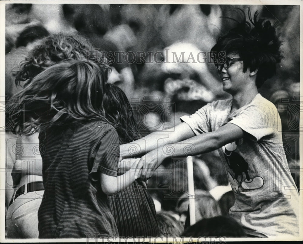 1970 Press Photo Youths Dancing Washington&#39;s Mall During Concert- Historic Images