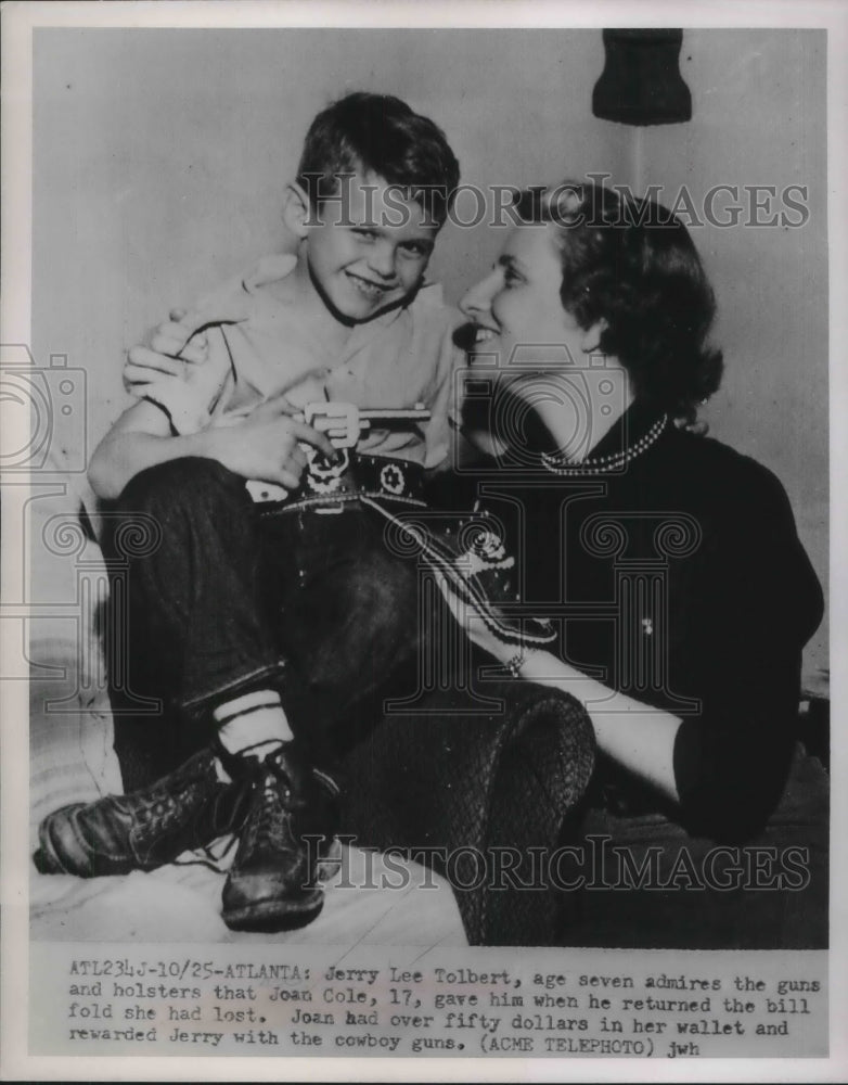 Load image into Gallery viewer, 1951 Press Photo Jerry Lee Tolbert with gun and holster from Jean Cole as reward
