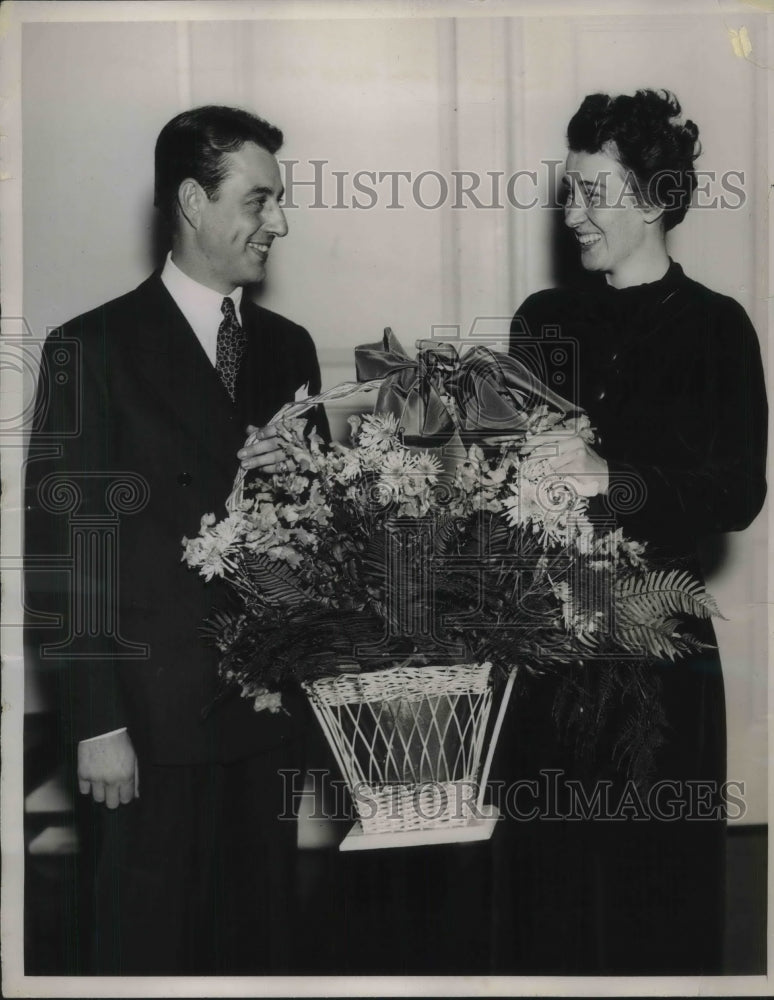 Load image into Gallery viewer, 1935 Press Photo Jane Morrison, chosen as most talented singer in Smith College
