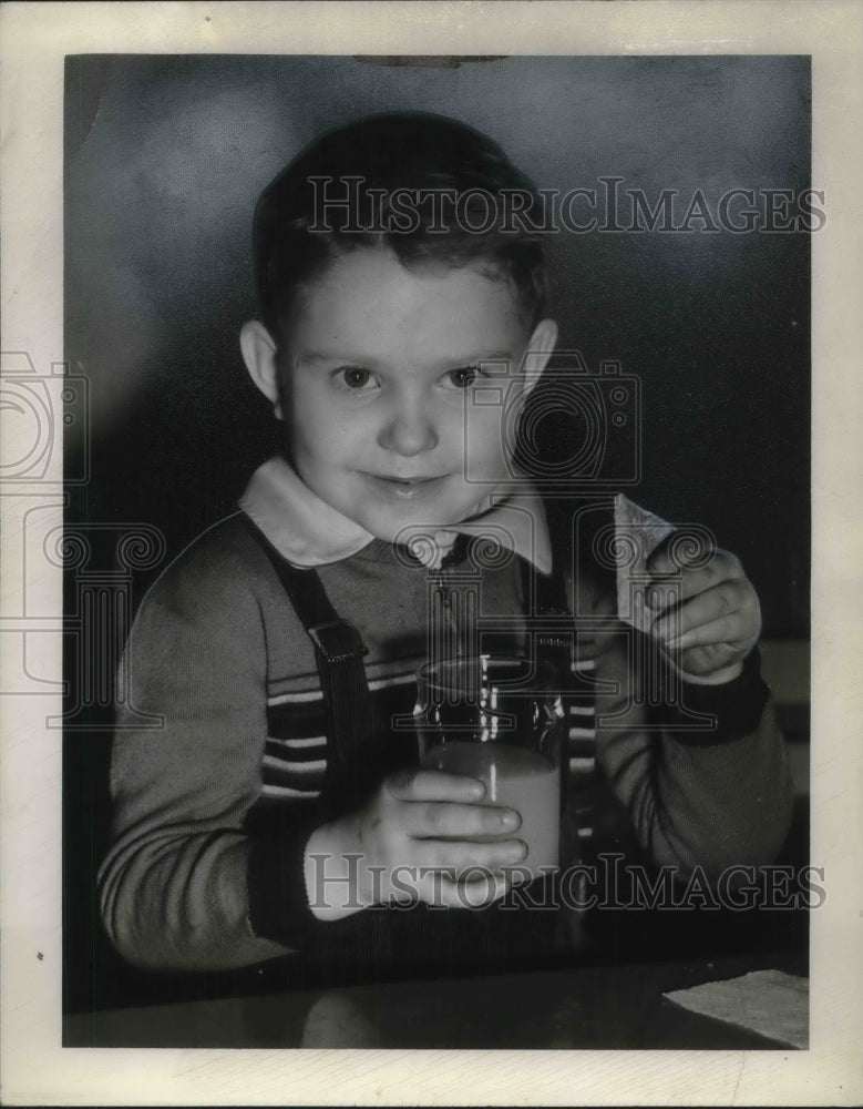 1942 Press Photo 4 1/2 yr old Eugene Kubinaki having his snack