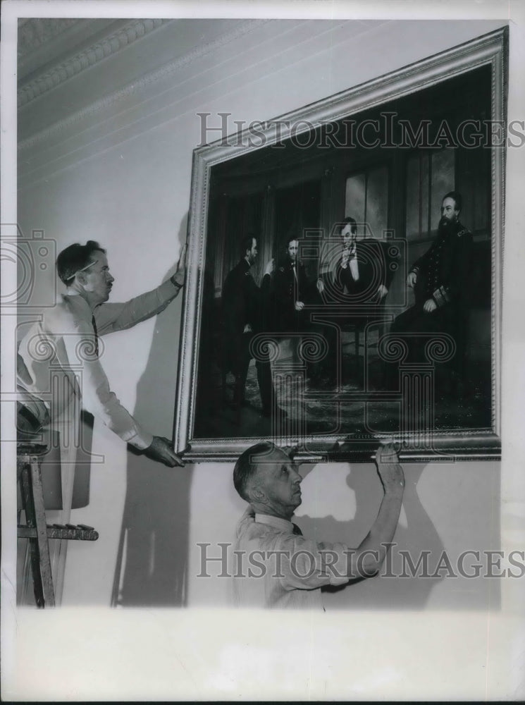 Load image into Gallery viewer, 1947 Press Photo D.C. FM Avery, Wm Allen hang painting "The Peacemakers"
