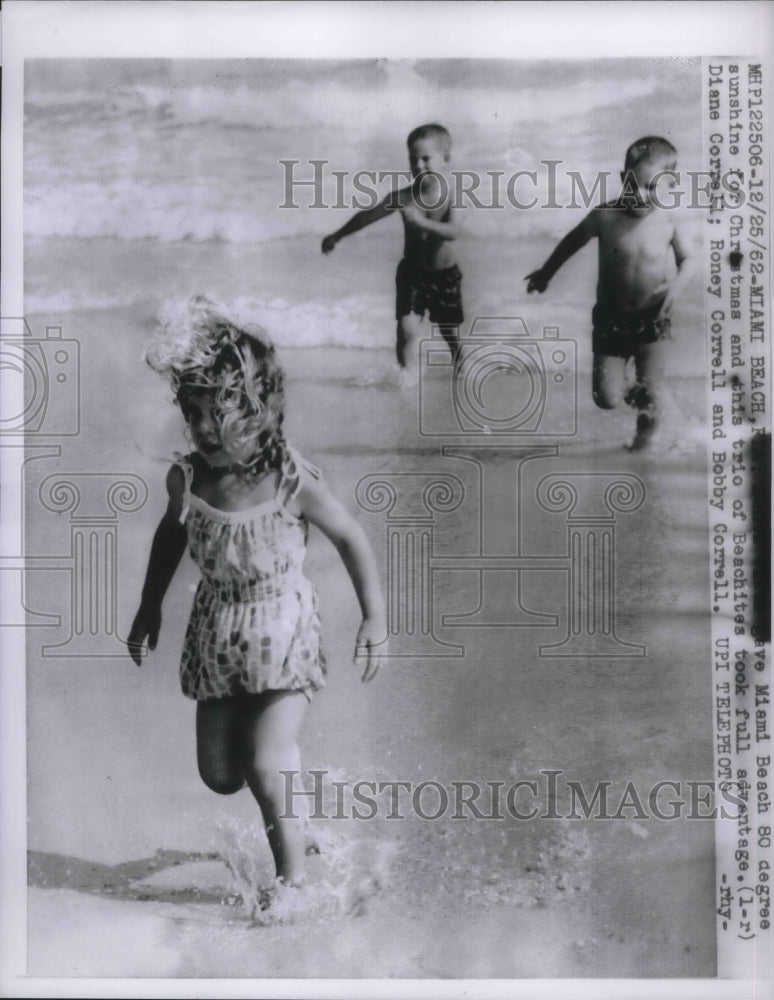 1962 Press Photo Diane, Roney & Bobby Correll Enjoy Miami Beach on Christmas- Historic Images