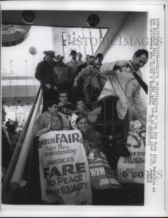 1964 Press Photo Visitors To New York City