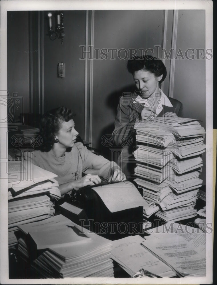 Load image into Gallery viewer, 1944 Press Photo Chicago, M Holden, V Hudson &amp; handouts for Intl Aviation Conf.
