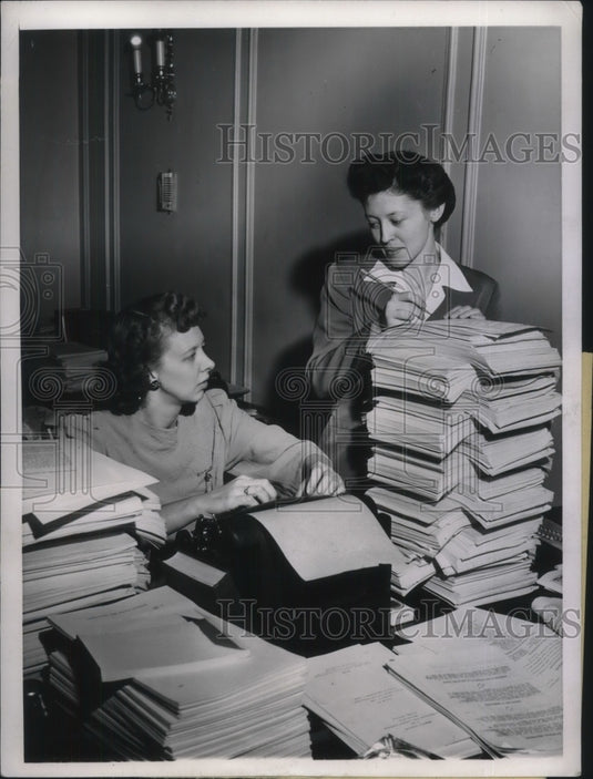 1944 Press Photo Chicago, M Holden, V Hudson & handouts for Intl Aviation Conf.