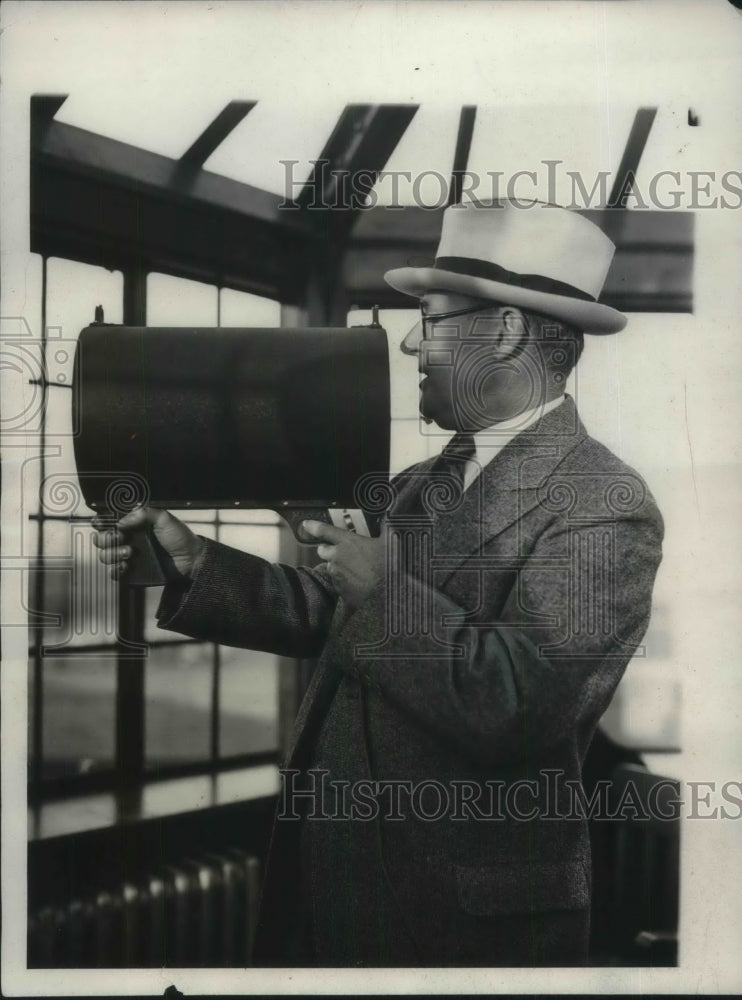 1931 Press Photo John Berry at Cleveland, Ohio airport with new lights for plane- Historic Images