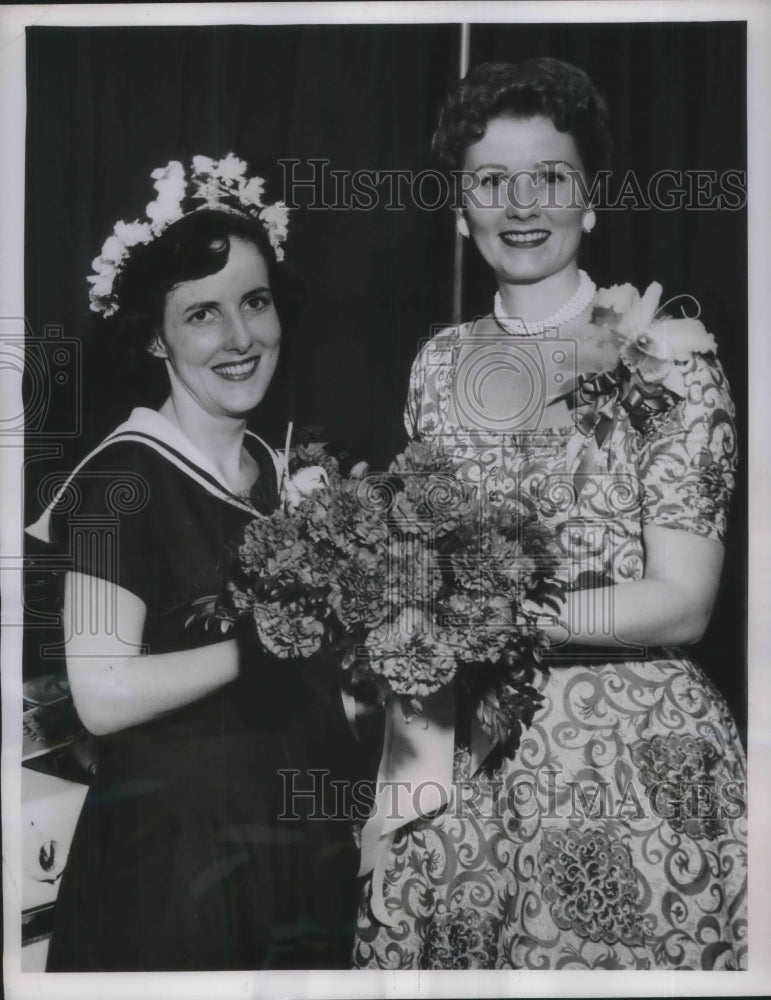 1955 Press Photo Cleveland, Ohio Mrs Wm Aubry crowned "Mrs Ohio", Mrs Jennings
