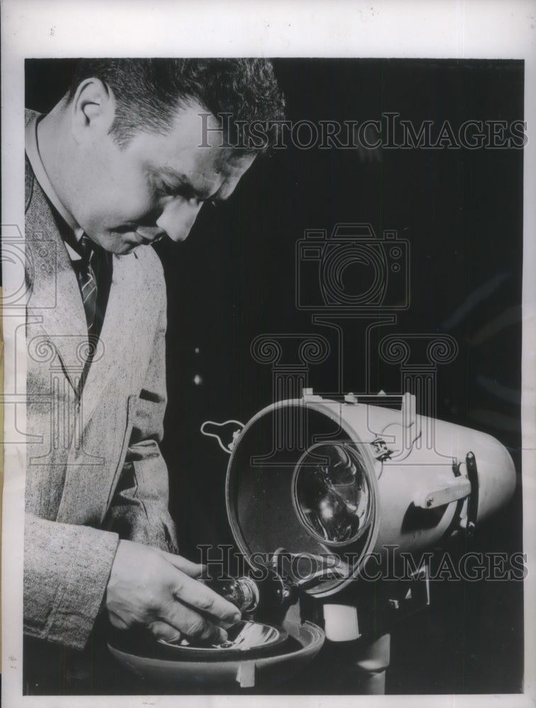 Load image into Gallery viewer, 1945 Press Photo Single 100 Watt Lamp Furnishes All Light For Westinghouse
