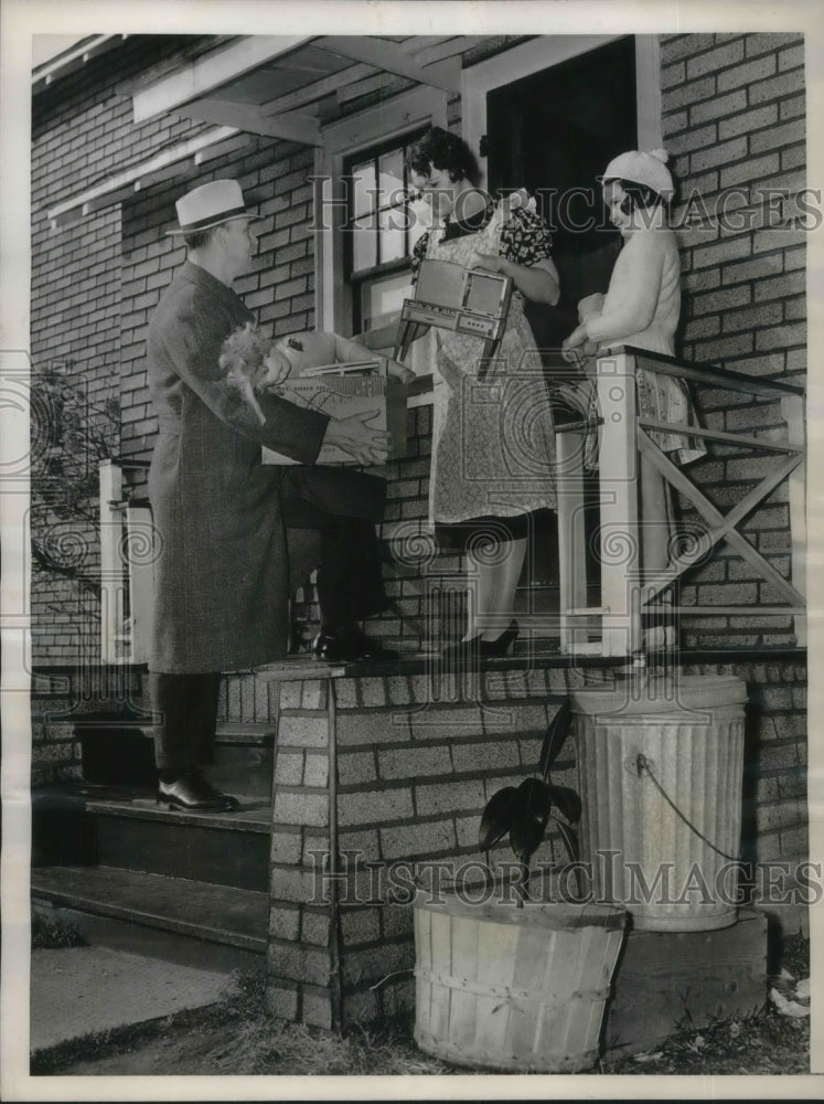 1938 Press Photo Man collecting broken toys to repair for Christmas - nec49061
