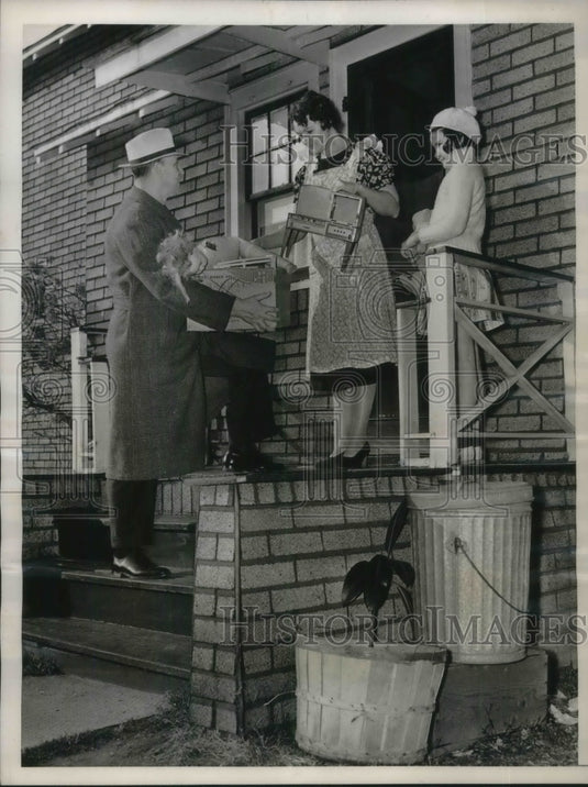 1938 Press Photo Man collecting broken toys to repair for Christmas - nec49061
