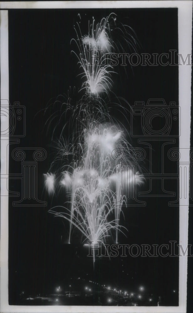 1950 Press Photo Paris, France fireworks display near the Eiffle Tower- Historic Images