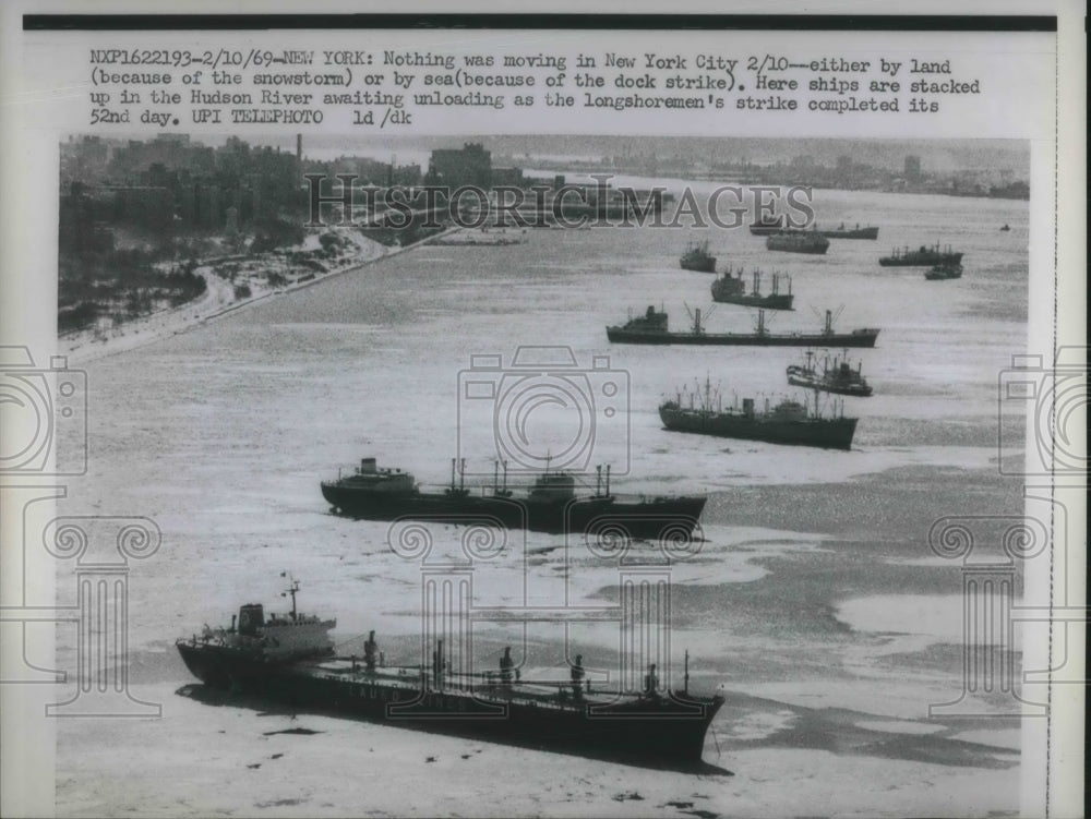 1969 Press Photo NYC, ships in port not moving due to dock strike & snow storm
