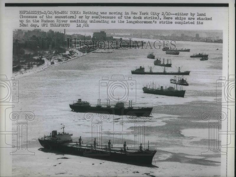 Load image into Gallery viewer, 1969 Press Photo NYC, ships in port not moving due to dock strike &amp; snow storm
