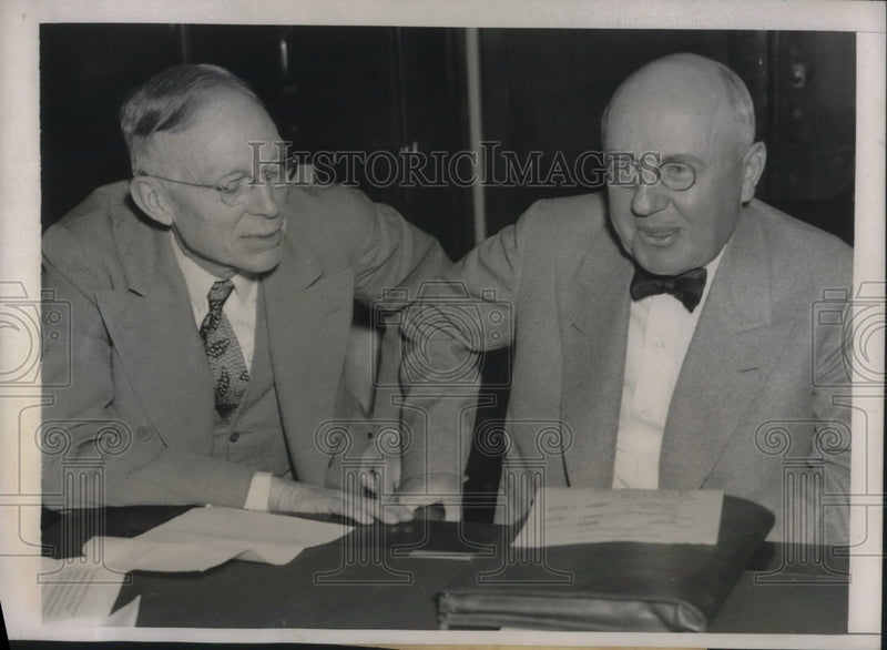 Load image into Gallery viewer, 1937 Press Photo Jonathan Reeves and Charles L. O'Neal at Rail Hearing
