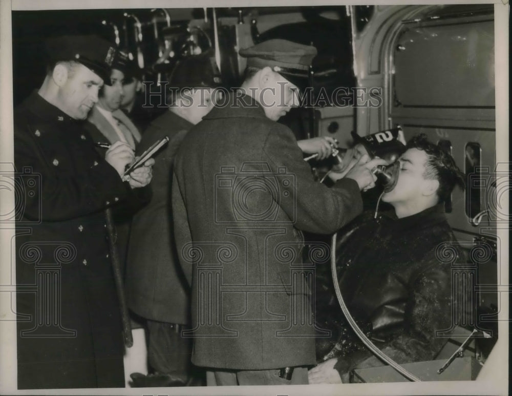 1939 Press Photo Fireman O&#39;Malley and Lewis Rovinsky with the doctors.- Historic Images