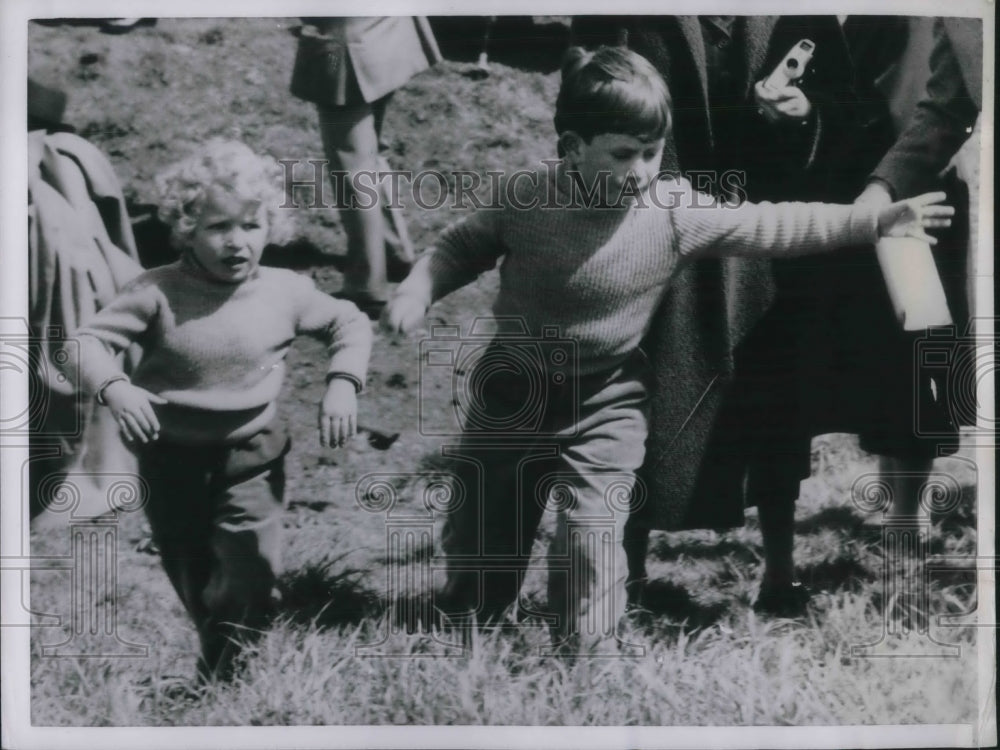 1955 Press Photo Prince Charles playing with sister Anne - nec49348