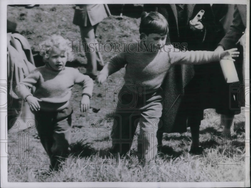 Load image into Gallery viewer, 1955 Press Photo Prince Charles playing with sister Anne - nec49348
