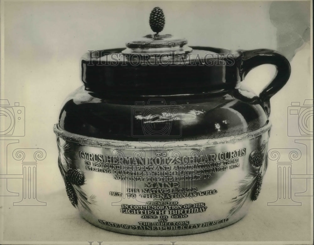1930 Press Photo Silver Earthen Bean Pot for Cyrus H.K. Curtis of Evening Post
