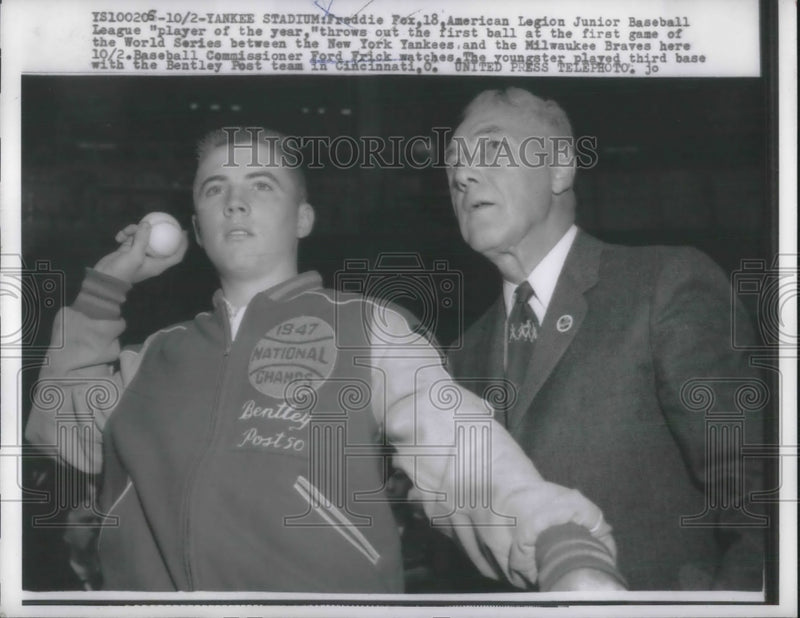 Load image into Gallery viewer, 1957 Press Photo Fred fox Amatuer player of the yr. - nec49432
