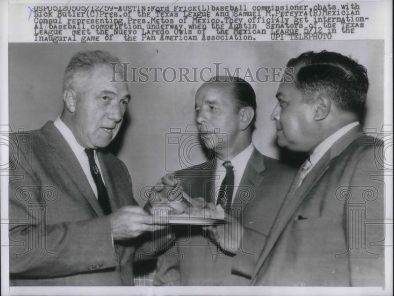 Load image into Gallery viewer, 1959 Press Photo Ford Frick talks baseball with Mexico - nec49434
