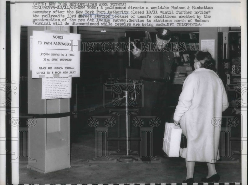Load image into Gallery viewer, 1962 Press Photo NYC Policeman Directs Commuter At Closed Port Authority
