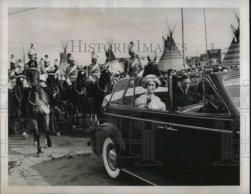 Load image into Gallery viewer, 1939 Press Photo Calgary parade for King George VI and Queen Elizabeth
