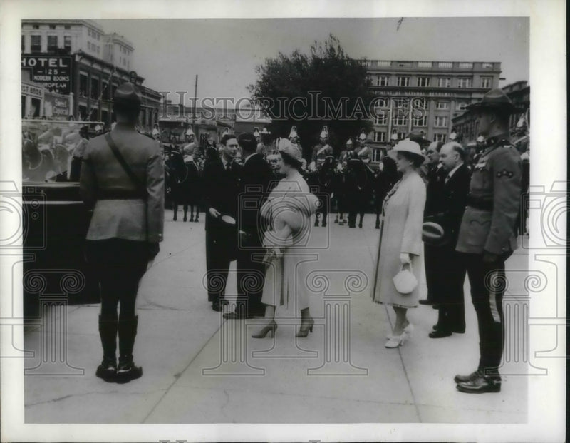 Load image into Gallery viewer, 1939 Press Photo King and Queen visit Calgary
