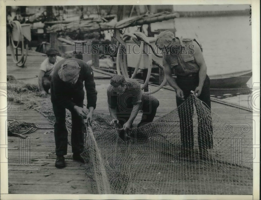 1933 Press Photo Fishermen repairing after storm has damage Atlantic City, NJ