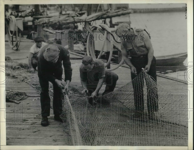 Load image into Gallery viewer, 1933 Press Photo Fishermen repairing after storm has damage Atlantic City, NJ
