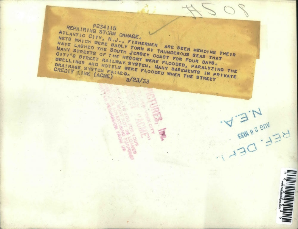 1933 Press Photo Fishermen repairing after storm has damage Atlantic City, NJ