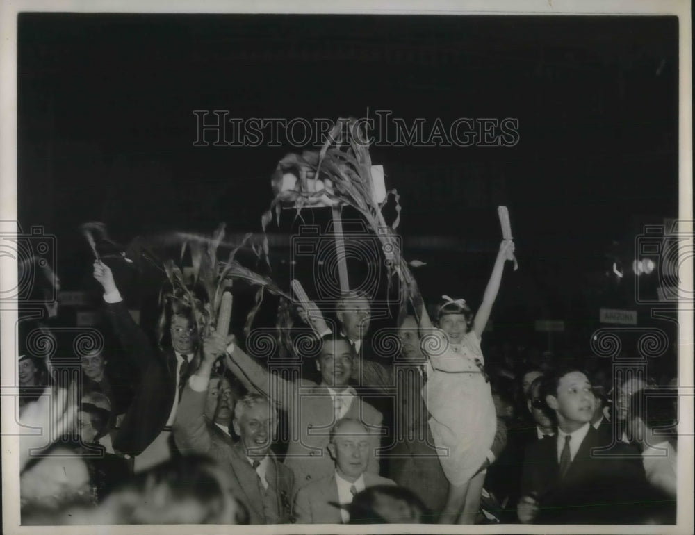 1936 Press Photo Delegation from Iowa waving ears of yellow corn & singing