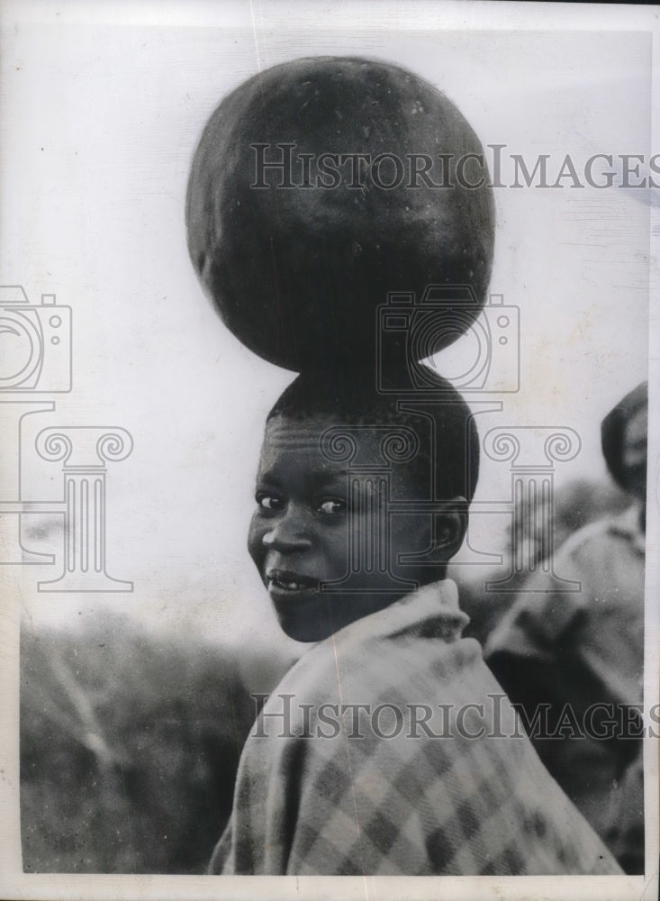 Load image into Gallery viewer, 1947 Press Photo Girl Wears Melon for Hat Greeting Royal Family of Great Britain

