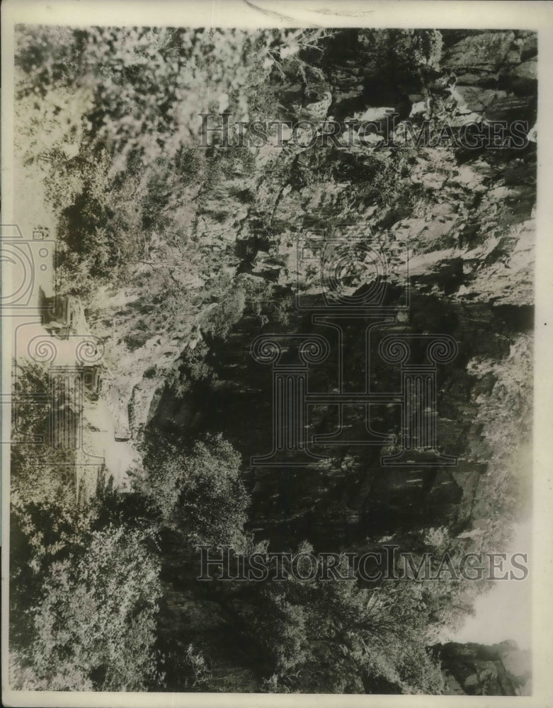 1926 Press Photo A small passing through the mountains road for motorists.