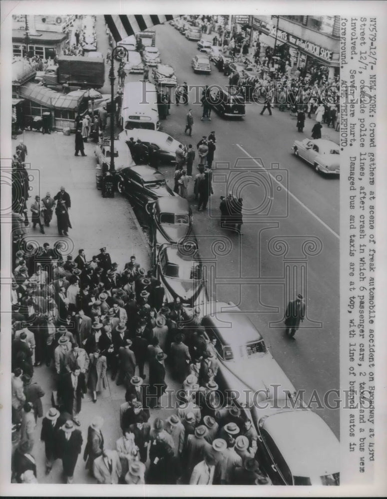 Load image into Gallery viewer, Press Photo Crowd gathers at an accident on Broadway at 43rd St. New York
