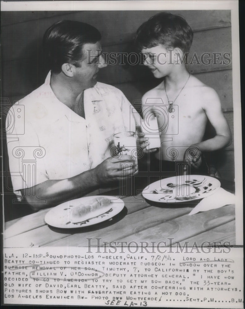 1954 Press Photo Timothy &amp; his father William O&#39;Connor eating hotdogs- Historic Images