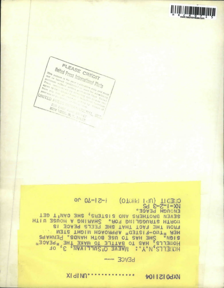 1970 Press Photo Maeve O'Sullivan, 3, has to battle to make the peace sign