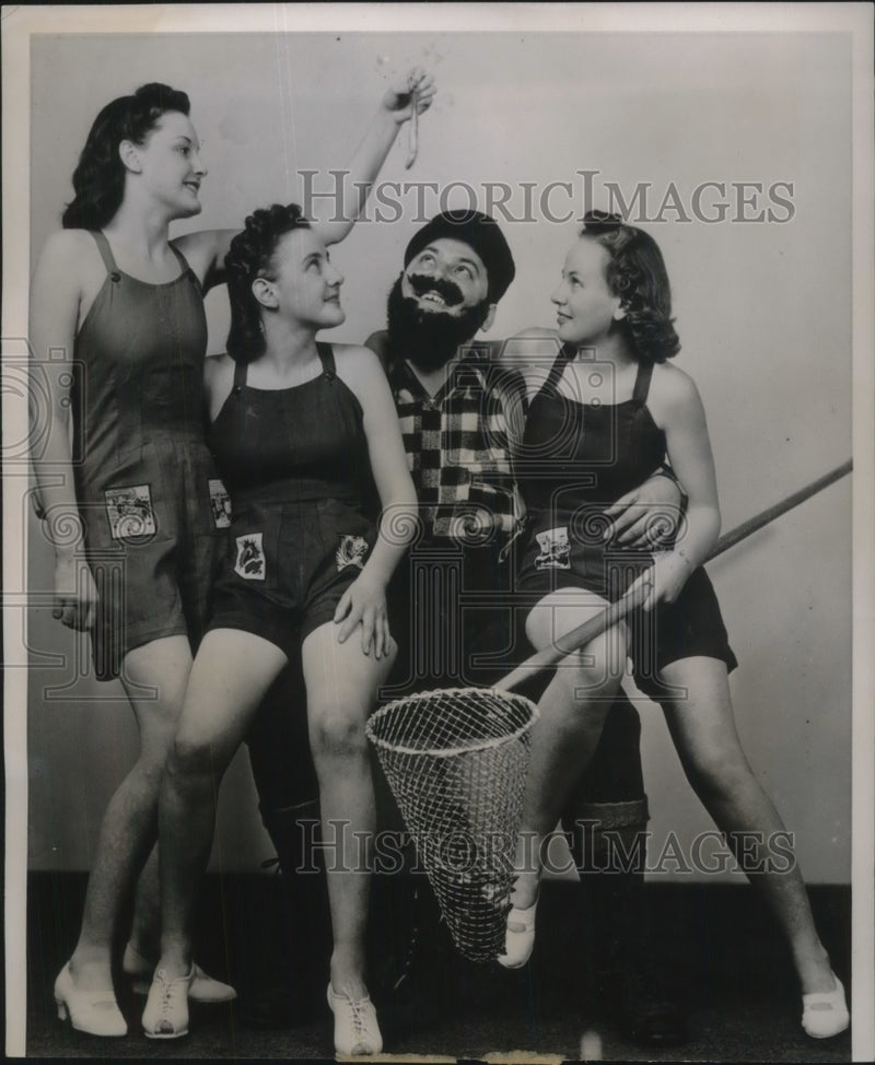 Load image into Gallery viewer, 1940 Press Photo Paul Bunyan With Mermaids Mary Grade Ammel,Lorraine Grabowski
