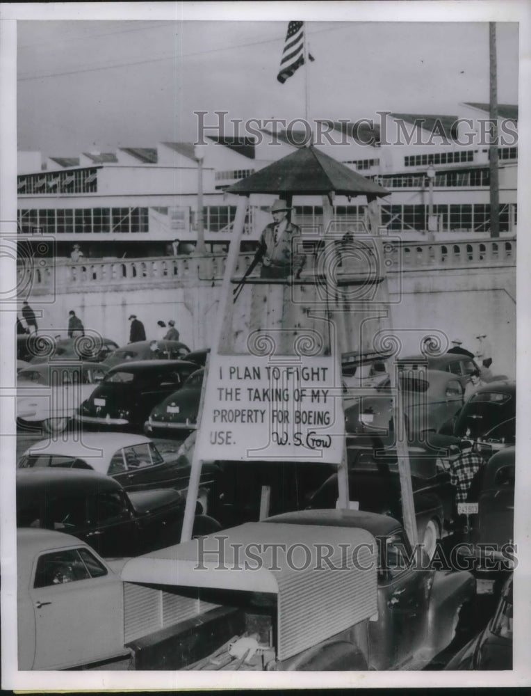 1951 Press Photo WS Crow armed w/ riffle watching parking lot that army condemnd