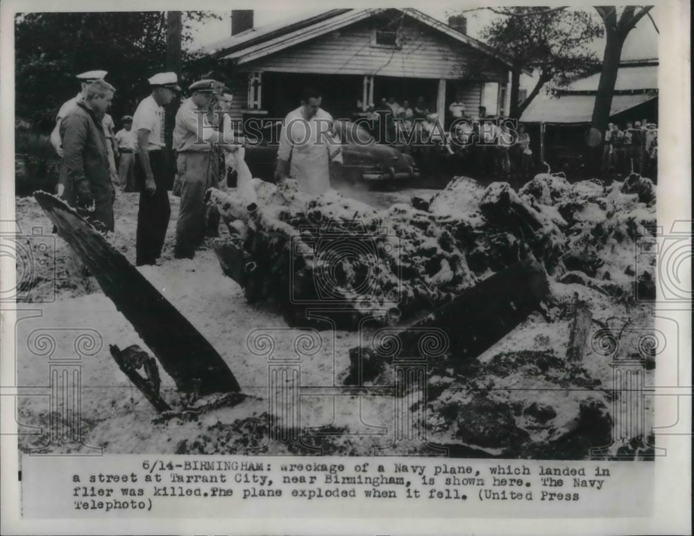 1956 Press Photo Navy plane crashed and exploded in a street at Tarrant City