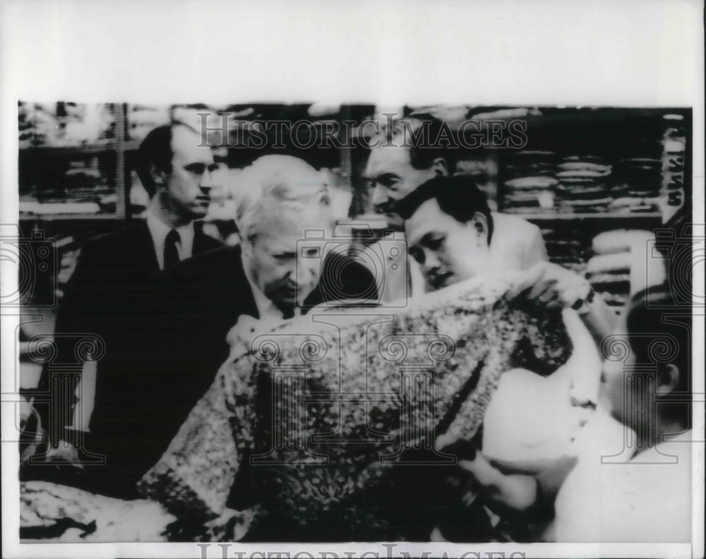 1971 Press Photo British Prime Minister Edward Heath inspect a Malaysian Batik. - Historic Images