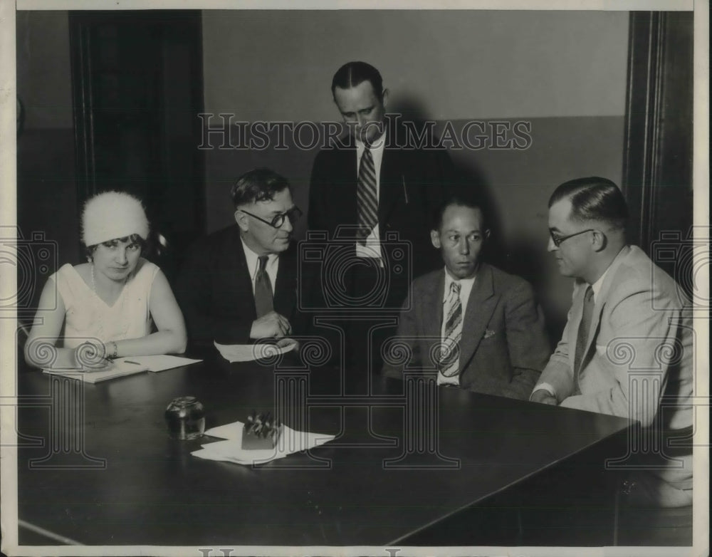 Press Photo Ellis Hudson being questioned by Asst. Prosecutor Frank Schemanski.
