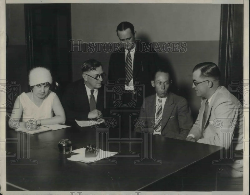 Load image into Gallery viewer, Press Photo Ellis Hudson being questioned by Asst. Prosecutor Frank Schemanski.
