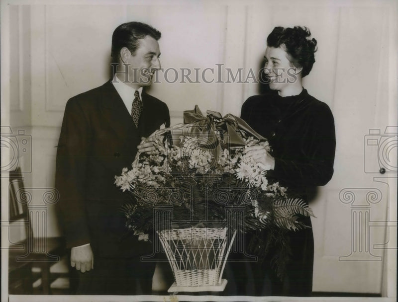 Load image into Gallery viewer, 1935 Press Photo Jane Morrison of Smith College with radio star Conrad Thibault
