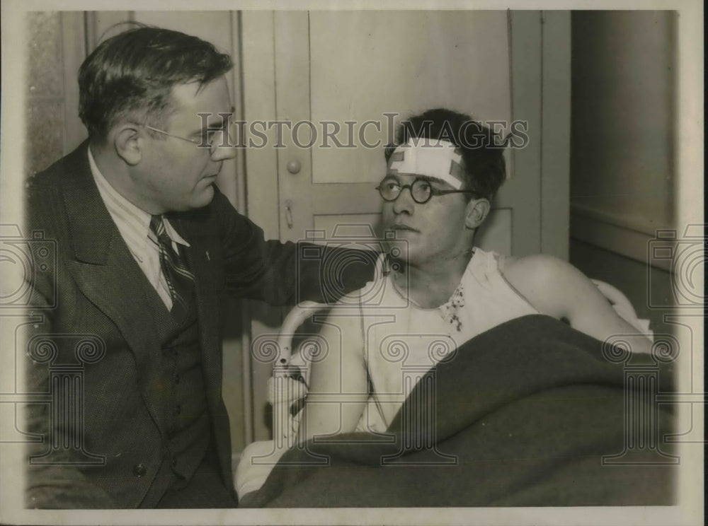 1931 Press Photo Dr Frank Chmelik Attending To Edward Devanie Convict Shot