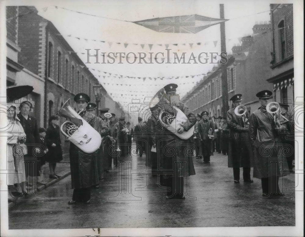 1953 Press Photo Loyal Orangemen Of Belfast Play Horns in Papal Parade