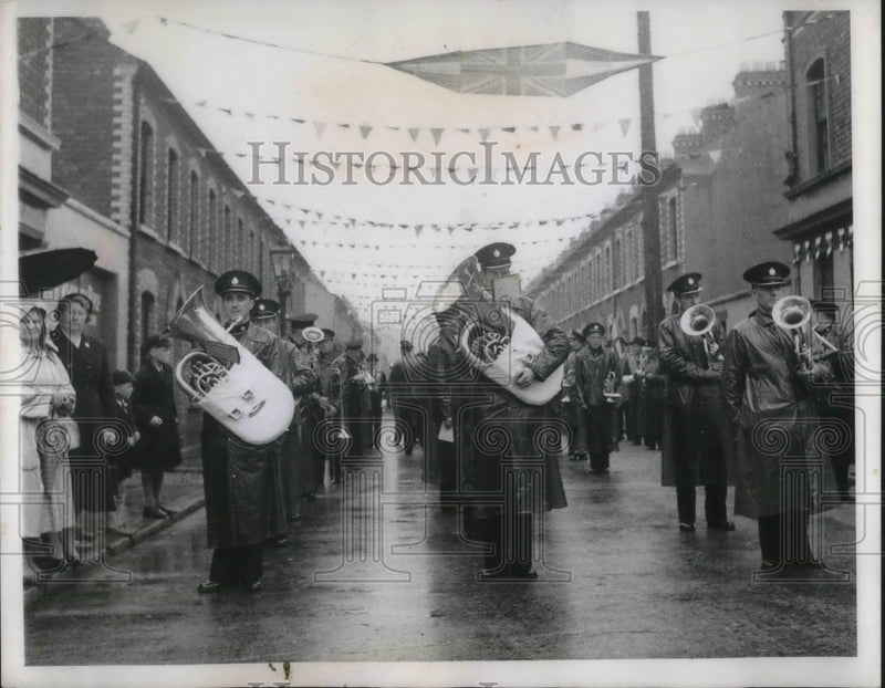 Load image into Gallery viewer, 1953 Press Photo Loyal Orangemen Of Belfast Play Horns in Papal Parade
